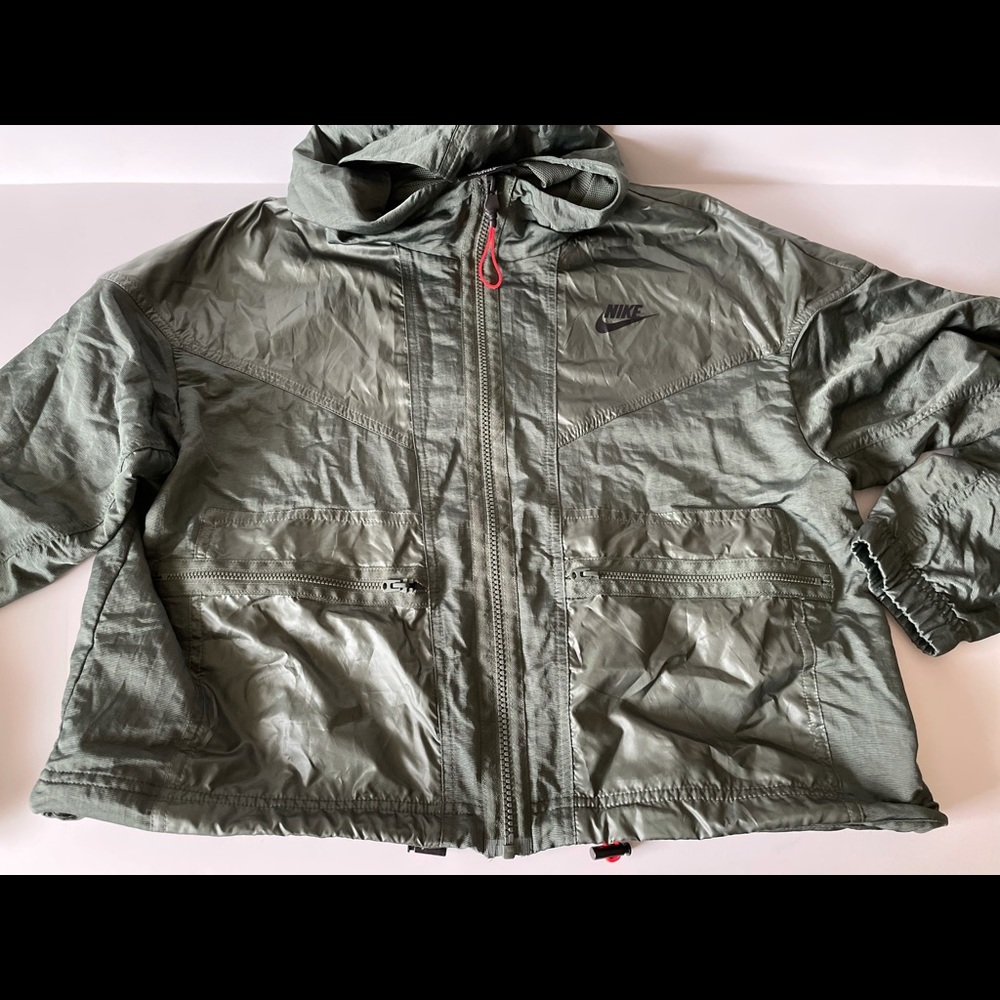 Nike crop wind breaker jacket.